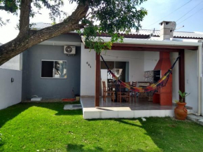 Casa com ótima localização, a 100 metros da praia.